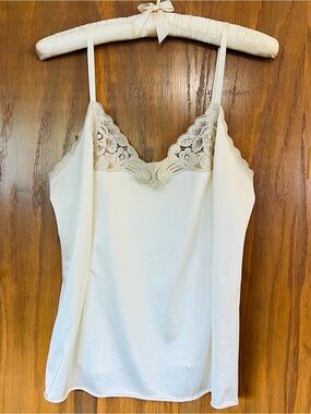 Vintage 1970s Vanity Fair Ivory Antron III Nylon Lace Trimmed Camisole - 34